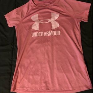Underarmour shirt. loose fit. good for sports.